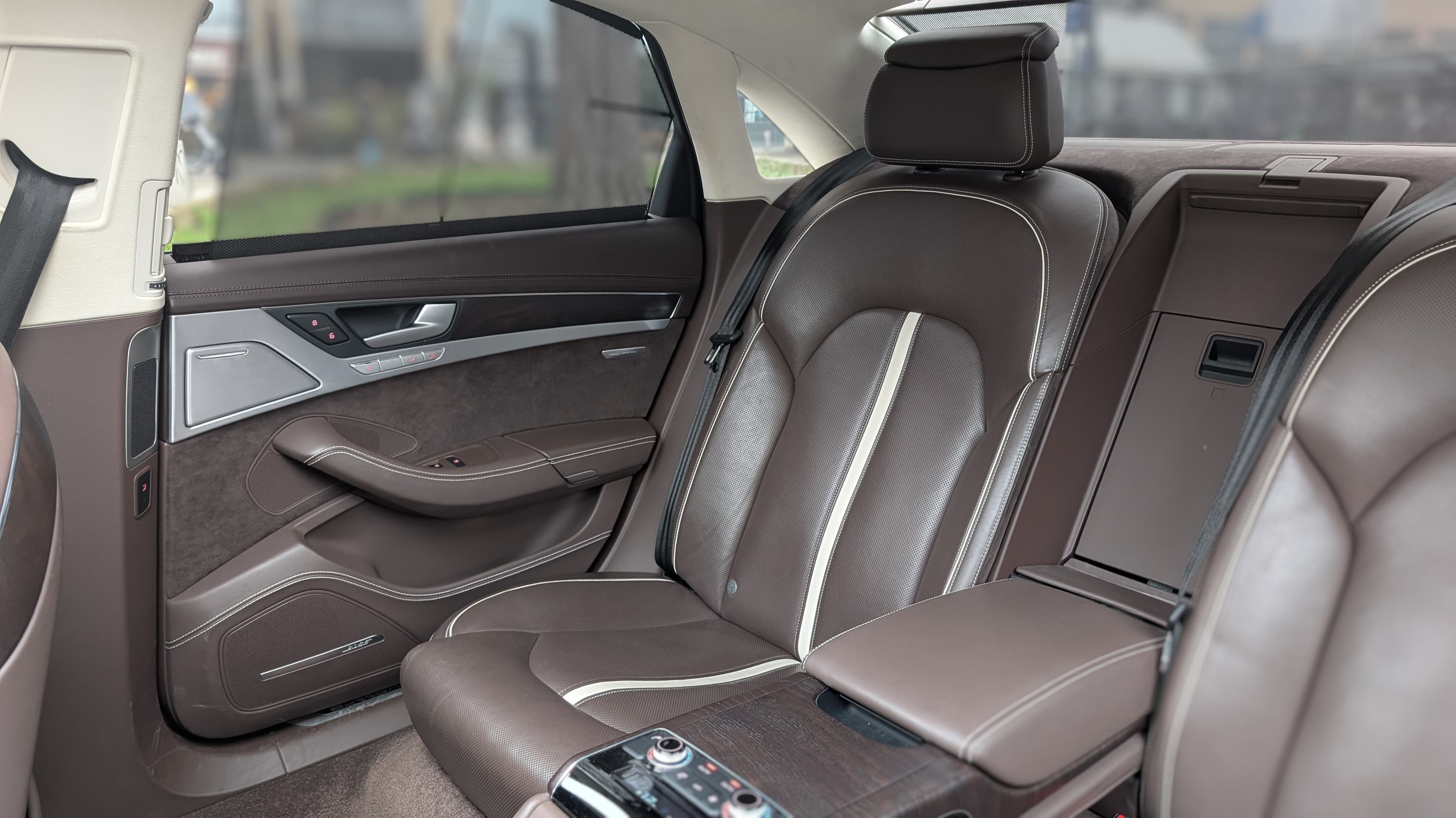 Luxe lederen interieur van de Dittax Audi A8